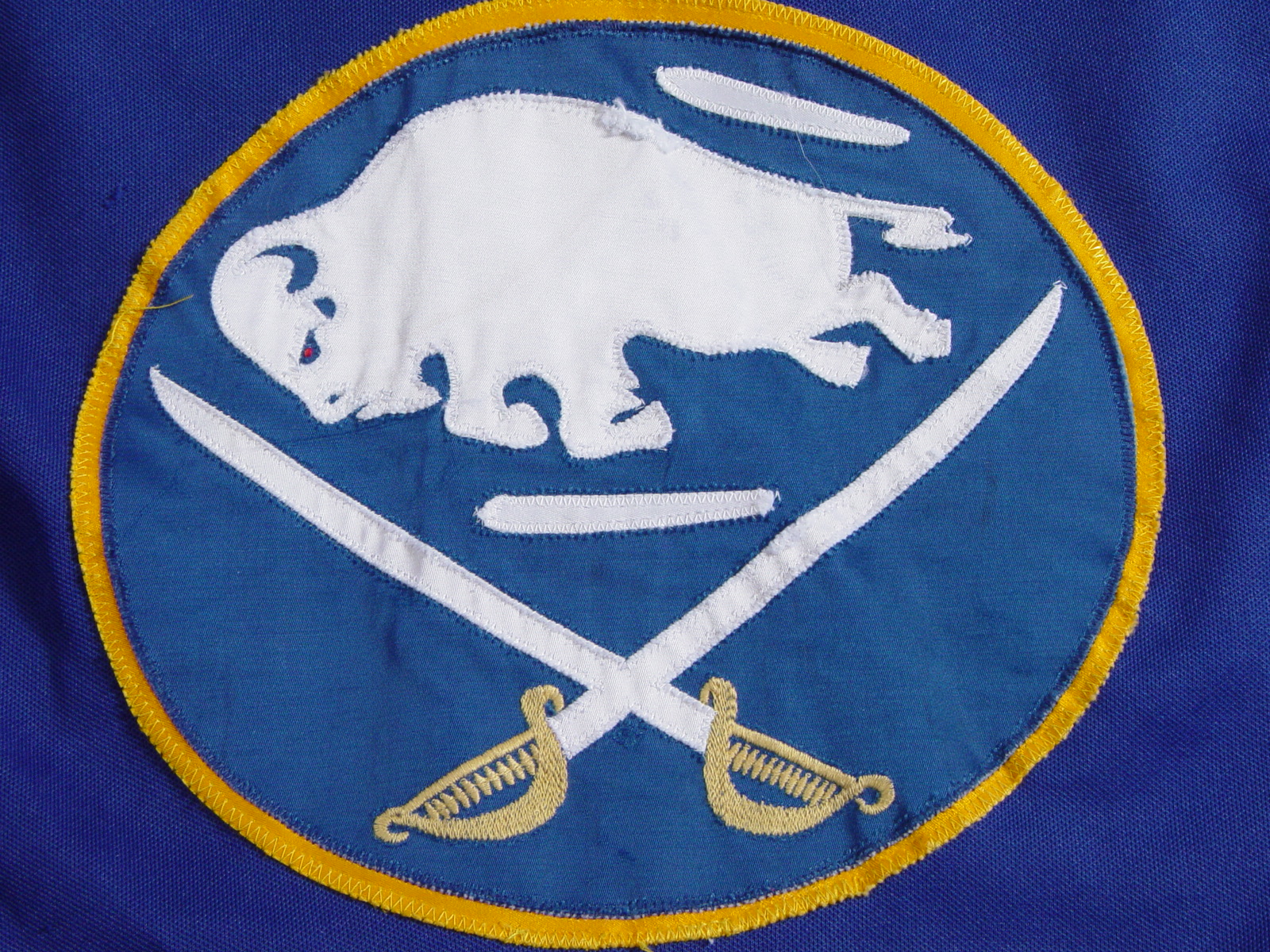 85-86_Buf_rd_Russell_logo.JPG